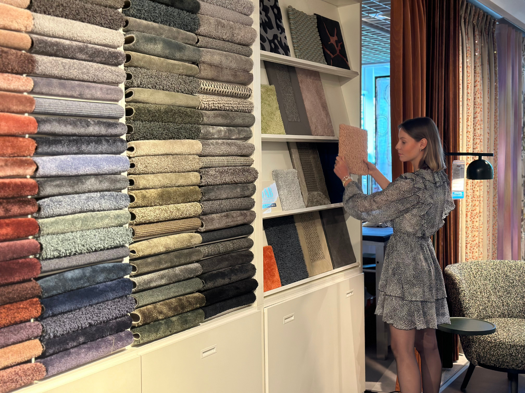 Groe Auswahl an Stoffen und Teppichen bei Mobel Wallach