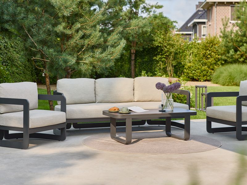 moderne_outdoor-loungegruppe_mit_beigen_kissen_im_garten